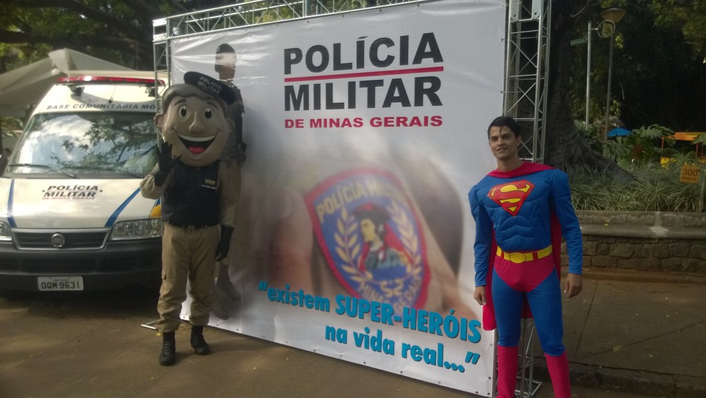 Gleich zwei Helden auf einem Bild: Militär-Maskottchen und Super-Ronaldo (Bild: T. Zwior)