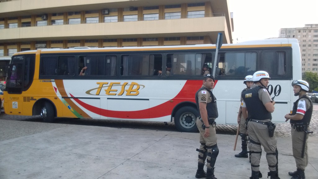 Der Mannschaftsbus der Militärpolizei kann wieder abfahren (Bild: T. Zwior)